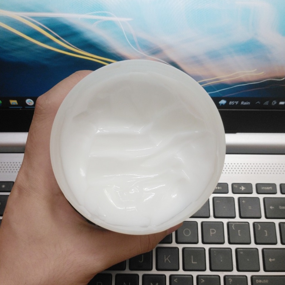 Hủ kem dưỡng thể Hatomugi 300g được dùng để dưỡng ẩm cơ thể, với hiệu quả làm mịn da rõ rệt. Bài viết review kem dưỡng trắng, sản phẩm mỹ phẩm phù hợp cho làn da cần cấp ẩm.