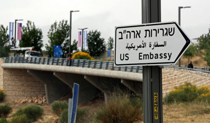1119532-des-ouvriers-ont-installe-le-7-mai-2018-a-jerusalem-les-premiers-panneaux-indiquant-la-direction-de-