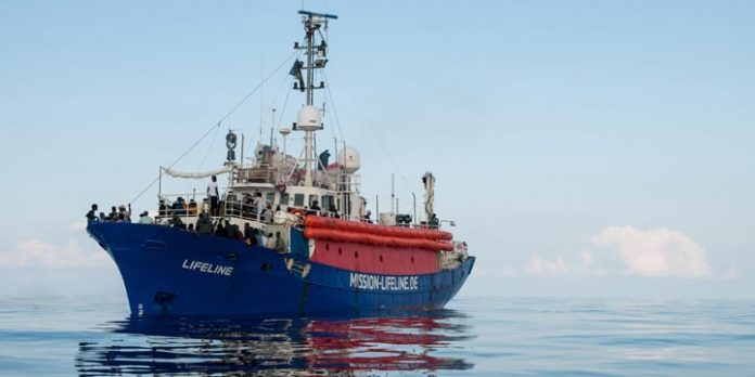 Migrants-le-Lifeline-pourra-accoster-a-Malte