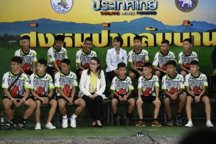 1141440-douze-jeunes-joueurs-de-football-et-leur-entraineur-rescapes-d-une-grotte-en-thailande-lors-d-une-co