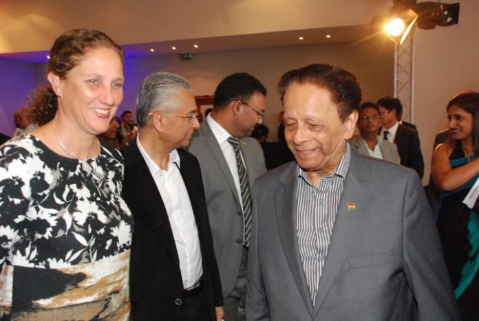 La présidente du MSC, Sarah Rawat Currimjee, ici aux côtés de SAJ et de Pravind Jugnauth, a intérêt à trouver une solution à ce problème (photo d'archives)