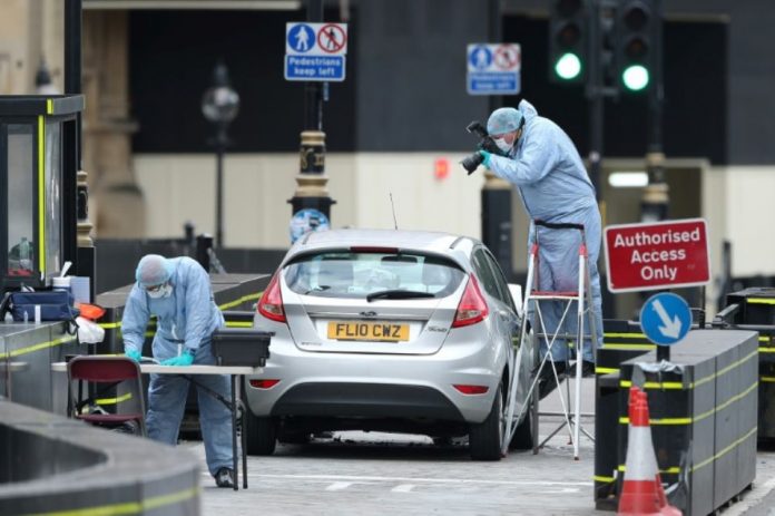 1148375-des-policiers-a-l-oeuvre-sur-le-lieu-de-l-attentat-a-la-voiture-belier-pres-du-parlement-a-londres-l
