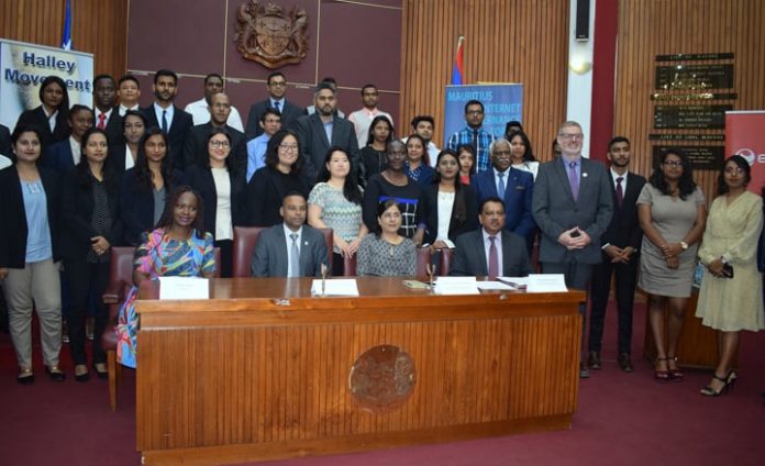 Les participants au Mauritius Internet Governance Forum 2018, en compagnie de (assis, première rangée, de g. à d.) Emilar Gandhi, Public Policy Manager, Facebook, Le Lord Maire, Daniel Laurent, la Vice Première Ministre, Fazila Daureeawoo et Mahendranath Busgopaul, Secretaire-Général de Halley Movement.