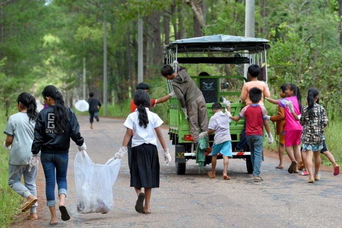 ecoliers-Coconut-School-Cambodge-collectent-dechetsleur-ecole-1er-octobre-2018_1_728_485