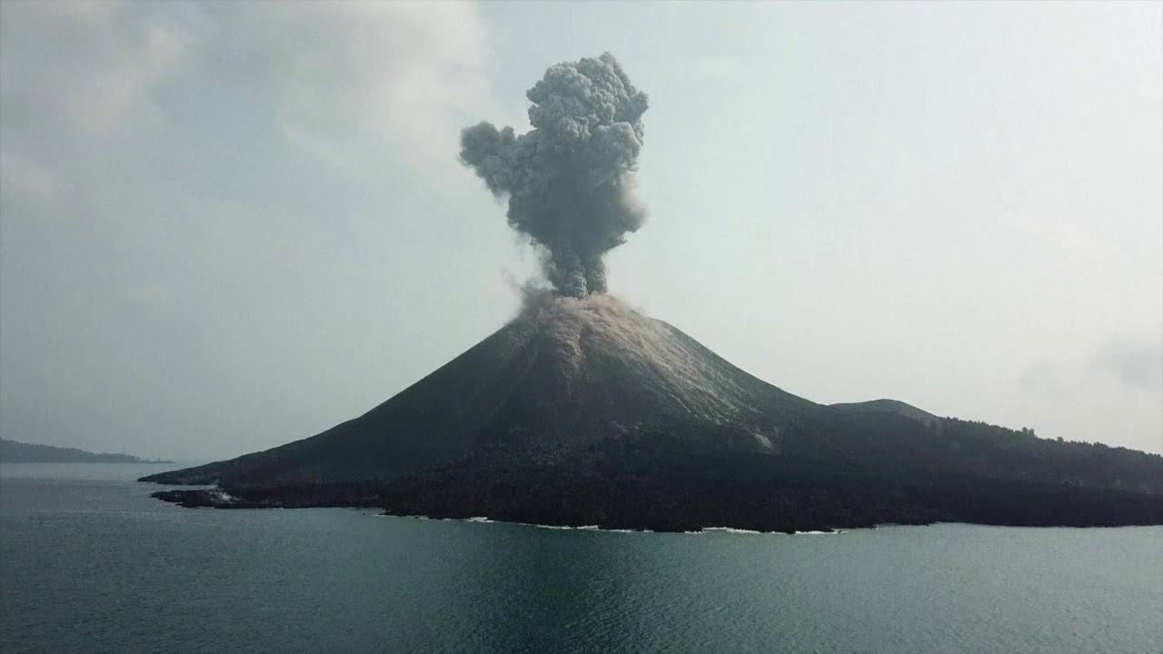 [Vidéo] Indonésie : l'éruption du volcan Anak Krakatoa, déclencheur du tsunami de samedi - Le ...