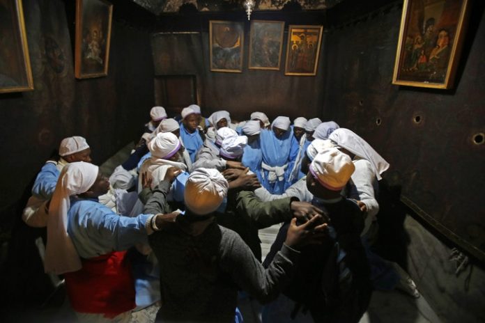 pelerins-chretiens-venus-Nigeria-prient-naissance-presume-Jesus-basilique-Nativite-Bethleem-Cisjordanie-veille-Noel-24-decembre-2018_0_729_486
