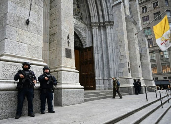 1212532-la-police-devant-la-cathedrale-saint-patrick-de-new-york-le-18-avril-2019