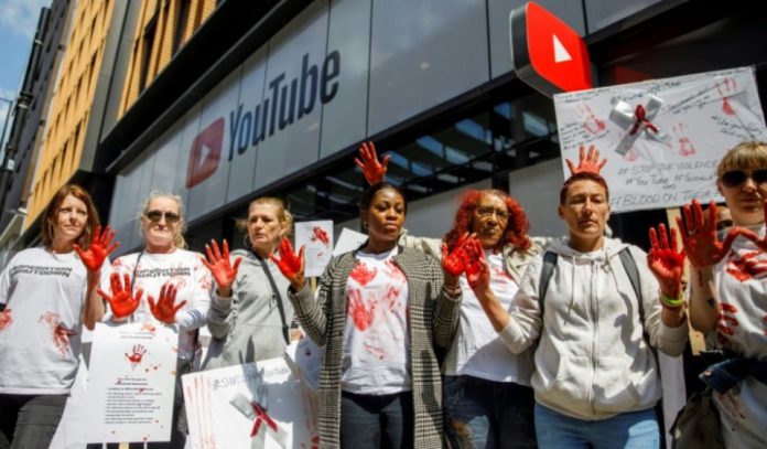 1217905-une-vingtaine-de-femmes-couvertes-de-faux-sang-manifestent-le-10-mai-2019-devant-les-locaux-de-youtu