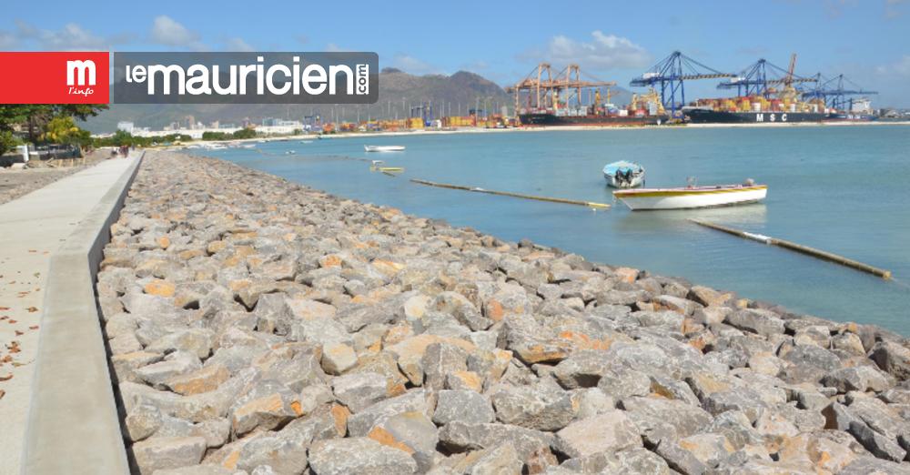 A BaieduTombeau Plage bétonnée en face du bungalow de SAJ Le