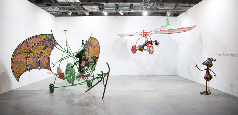 luxuo-id-art-stage-singapore-2016_yinka-shonibare-mbe_alien-man-on-flying-machine-alien-woman-on-flying-machine-alien-child-_presented-by-pearl-lam-galleries
