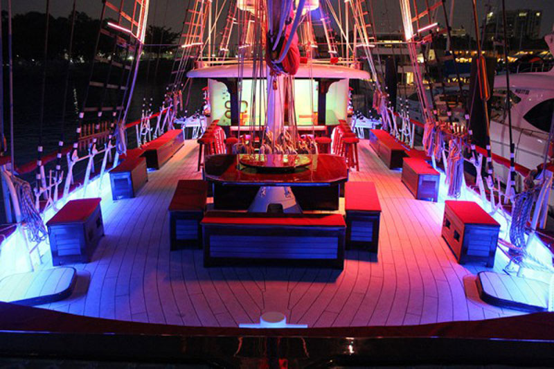 luxuo-id-royal-albatross-interior-night-singapore-rendezvous