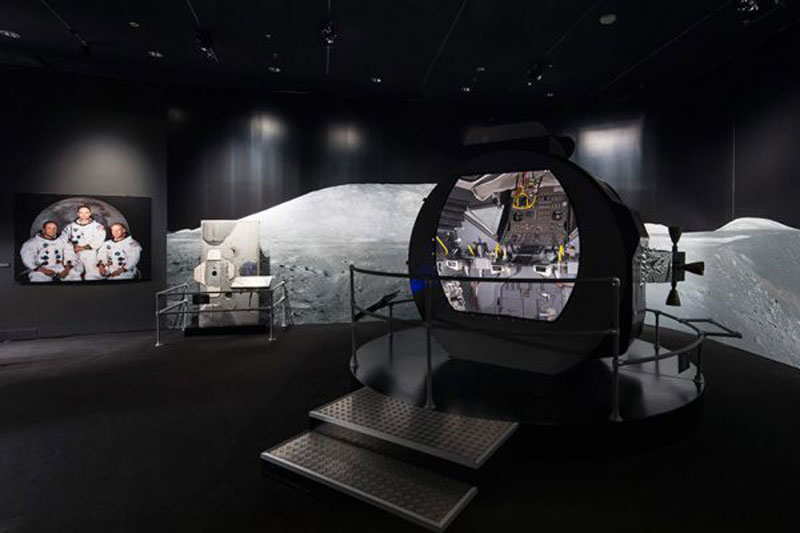 luxuo-id-spacecraft-lunar-module-adapter-access-hatch-l-and-apollo-lunar-module-crew-cabin-r