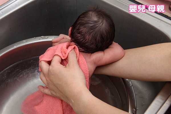 新生兒洗澡
