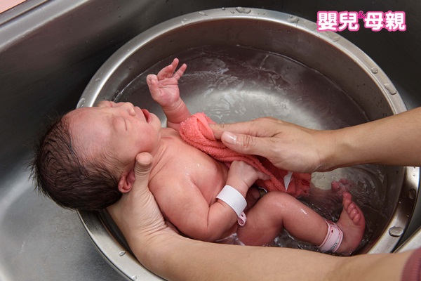 新生兒洗澡