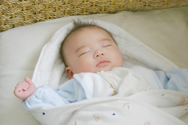 1歲以下的嬰兒每次睡眠都應該採取「仰睡」姿勢，以排除側睡或趴睡可能引起嬰兒呼吸道阻塞的危機。