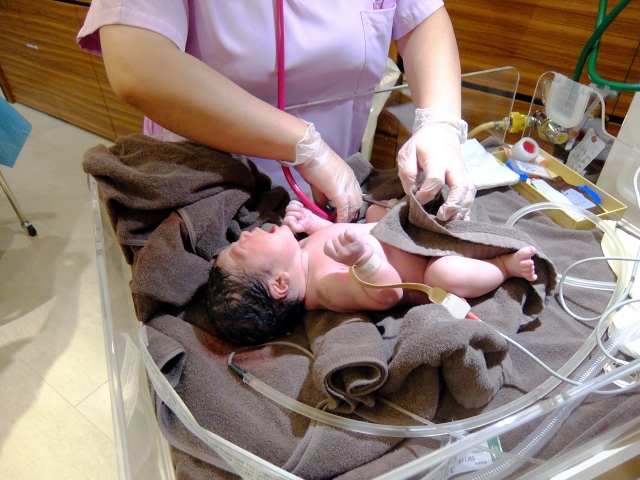 38週胎動異常急剖腹 寶寶缺氧腦病變 低溫成救命關鍵 嬰兒與母親