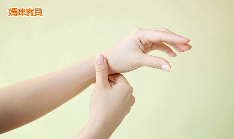 手腕和拇指又痠又痛 復健科醫師教妳簡單4招預防媽媽手 嬰兒與母親
