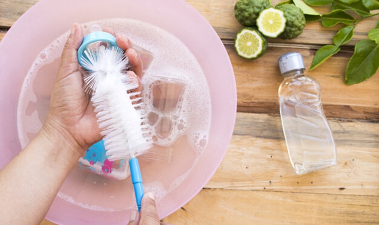 洗奶瓶洗到富貴手發作 先用６招來預防 嬰兒與母親