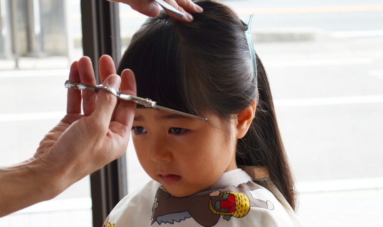 疫情在家幫老公 小孩剪頭髮4步驟 髮型師破解常見剪髮失誤 嬰兒與母親
