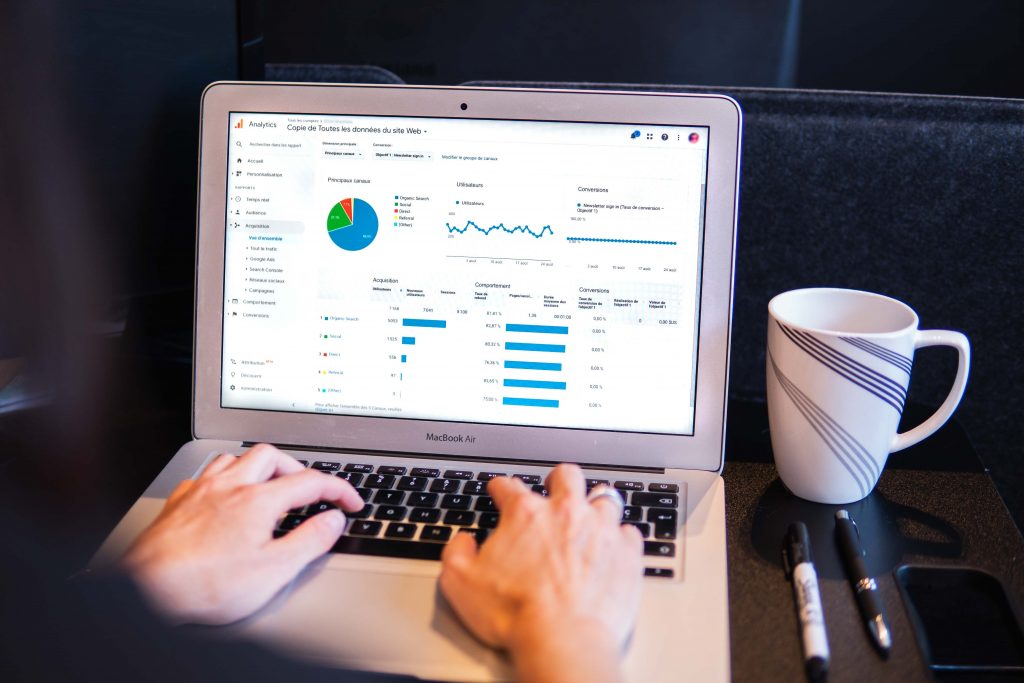 Retail trends for 2021 - User working on Google Analytics image