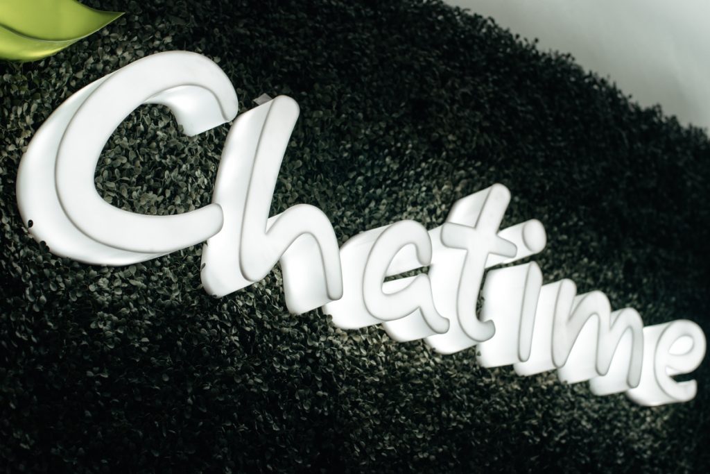 Sign saying chat time used in relation to live chat functions