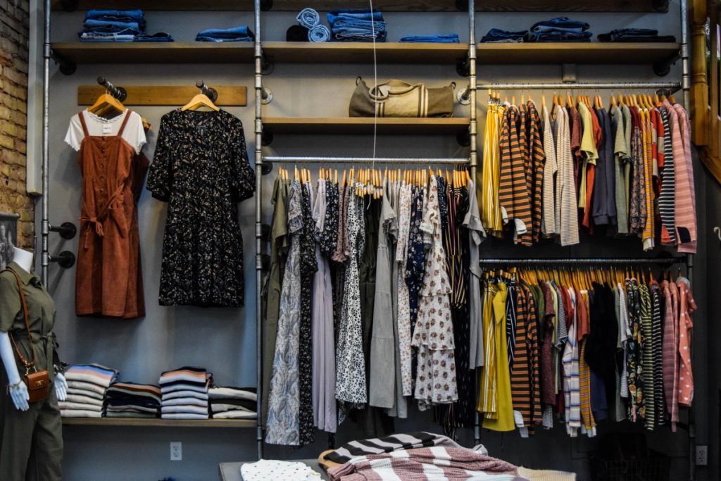 Google eCommerce best practices - product variants in a clothes shop