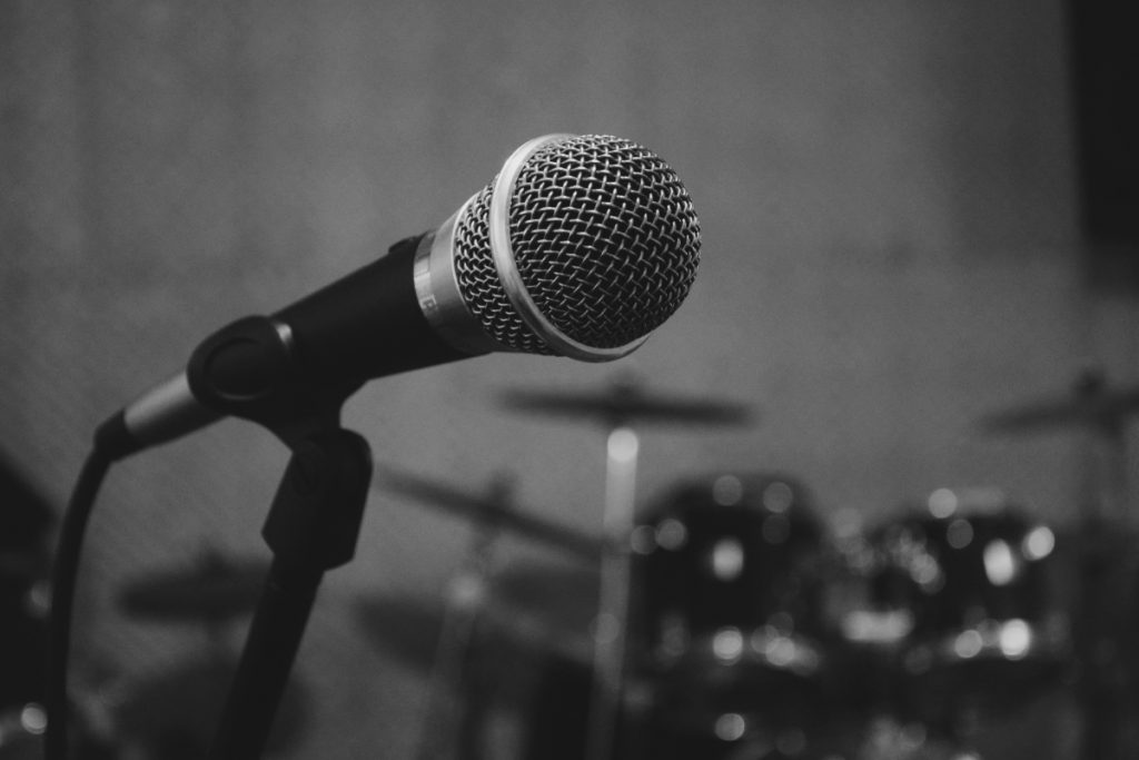 Paid search trends 2022 - A microphone to illustrate the power of ads with sound off as a default.
