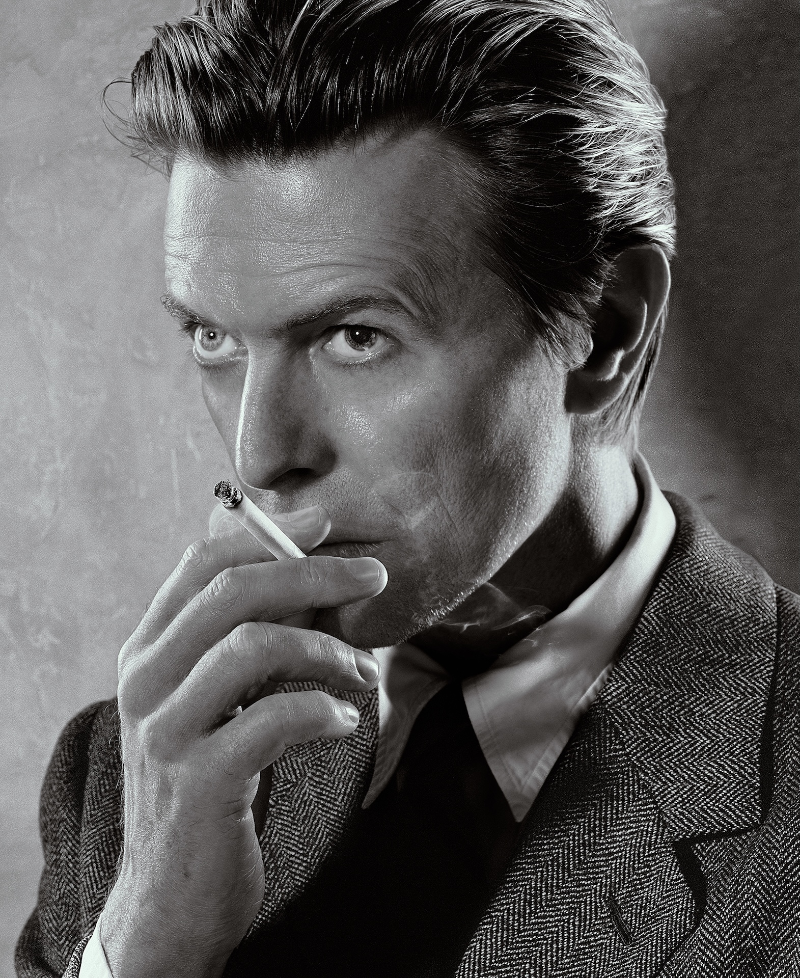 Markus Klinko - David Bowie, Smoking, New York (B&W), 2001.jpg