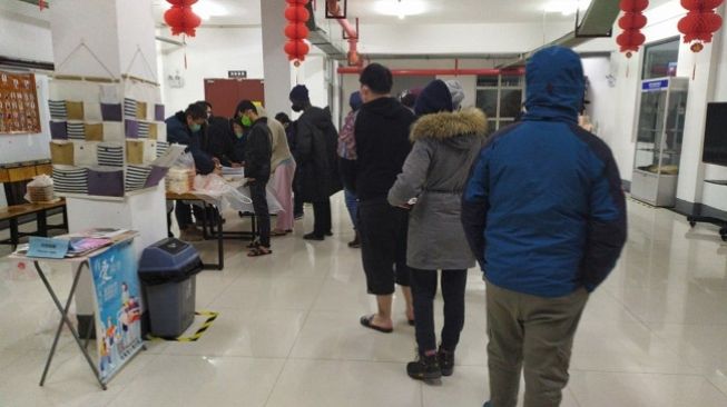 Suasana sejumlah mahasiswa yang terisolasi dan harus tetap tinggal di dalam asrama Universitas Wuhan, China. (Foto: Aditya Fahmi/mahasiswa Indonesia di Universitas Wuhan)