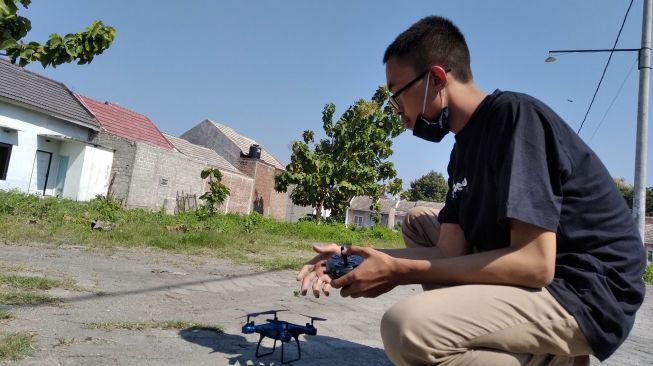 Seorang siswa Madrasah Aliyah Negeri (MAN) 2 Kota Kediri kelas XI, Muhamad Azhar Syahrudin (17), berhasil membuat drone yang sebagian komponennya dari barang bekas. (Suara.com/Usman)