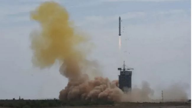 Peluncuran Long March 2D dari Jiuquan menggendong Gaofen 9 (04) dan Q-SAT pada 6 Agustus 2020. [Image credit: CASC].