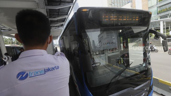 Cara menggunakan Wifi gratis di Halte Transjakarta sangat mudah, setelah layanan itu tersedia pada Desember 2020. Foto: Halte Transjakarta Bundaran HI, Jakarta, Senin (12/10/2020). [Suara.com/Angga Budhiyanto]