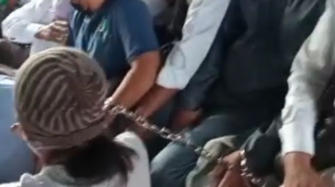 Heboh kabar warga Bekasi dirantai karena mau Sholat Ied.