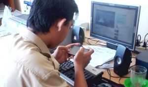 main-hp-di-tempat-kerja