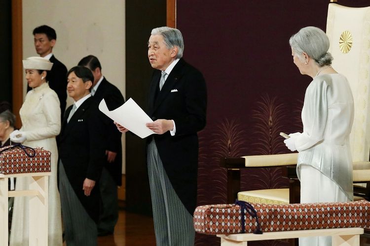 Momen saat Kaisar Akihito turun tahta ditemani sang Permaisuri Michiko