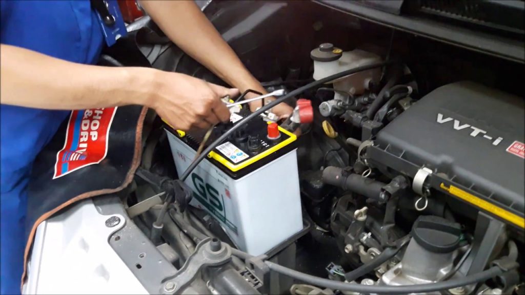 Cara mengecek aki mobil