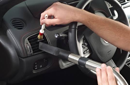 Cara membersihkan dasboard mobil