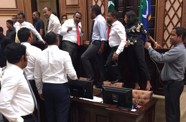 REPORT: Vote "minivaneh noon", sarukaaru "balivejje"! | Mihaaru