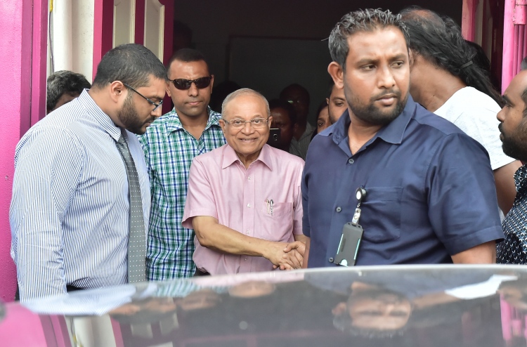 Ghassan goaheh nuhadhaane, "siyaasee manfaa" Raees Yameen nangavaa: Maumoon