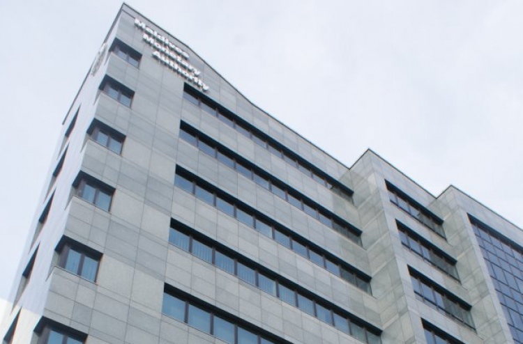 Dhaulathuge dharani adhi reserve thah mihaaru huri minvarugai dhemehetteyne, Fitch in mifaharu ves dhiny B+ eh