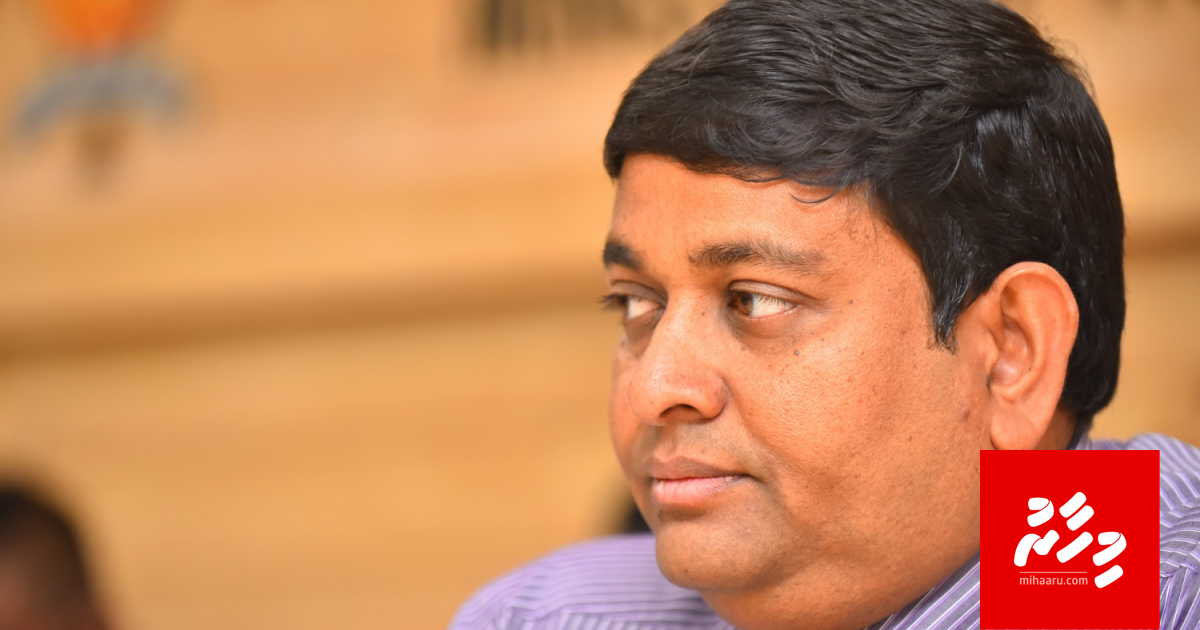 Adeeb dhin dollar thakeh beynun kurin: Shainee