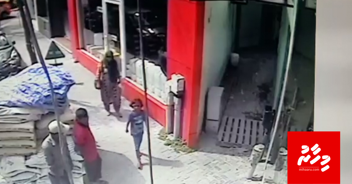 Kujjaa ge haalu serious, cement basthaa vettunu video aammukoffi