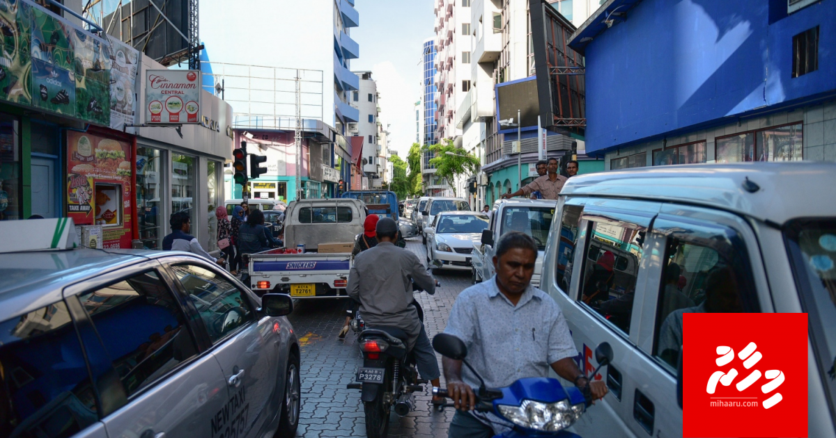 Taxi driver ah jinaaee dhauvaa kuranee