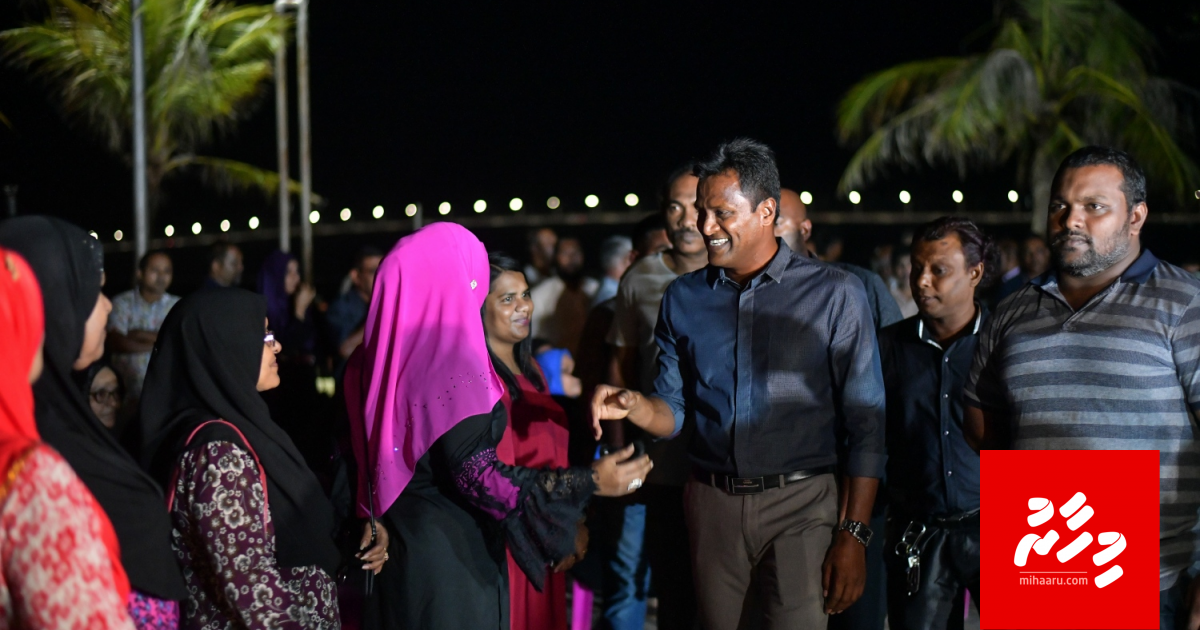 India sifainnaa dhekolhu harakaathah sarukaarun furusatheh nudhin