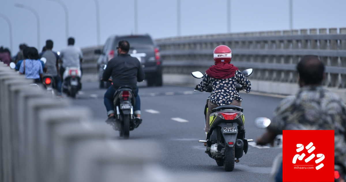 Helmet eh hoadhaifintha? Ehen noonee bridge mathin dhen nudhuvveyne!