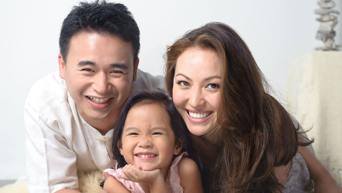 https://s3-ap-southeast-1.amazonaws.com/mindchamps-prod-wp/wp-content/uploads/2017/01/15135153/Asian-family-2-Edit.jpg