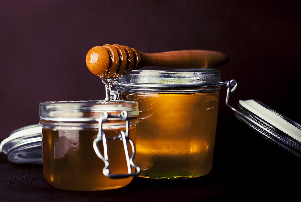 https://s3-ap-southeast-1.amazonaws.com/mindchamps-prod-wp/wp-content/uploads/2017/03/15135047/spoon-honey-jar.jpg