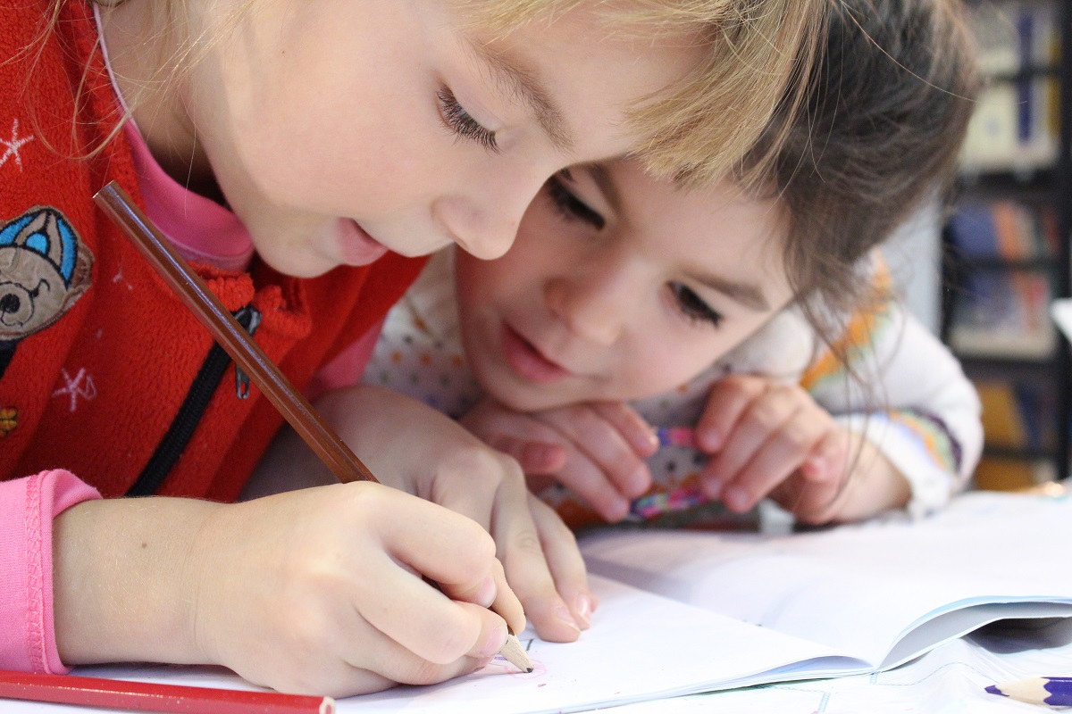 https://s3-ap-southeast-1.amazonaws.com/mindchamps-prod-wp/wp-content/uploads/2017/05/15134929/kids-girl-pencil-drawing-159823.jpeg