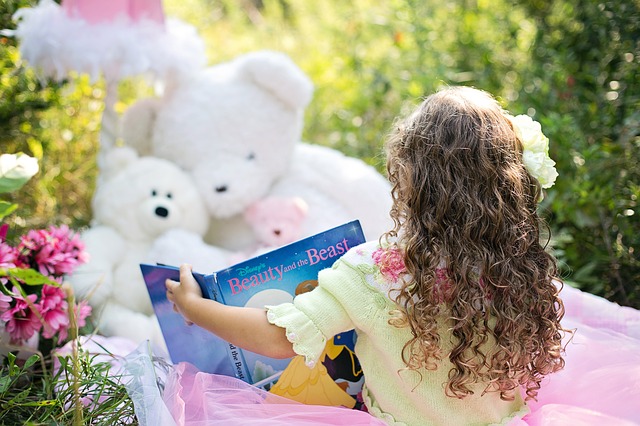 https://s3-ap-southeast-1.amazonaws.com/mindchamps-prod-wp/wp-content/uploads/2017/07/16142553/little-girl-reading-912380_640.jpg