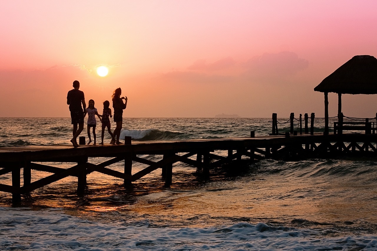 https://s3-ap-southeast-1.amazonaws.com/mindchamps-prod-wp/wp-content/uploads/2017/11/16153921/Children-Family-Pier-Man-Holiday-Woman-Happy-591579.jpg